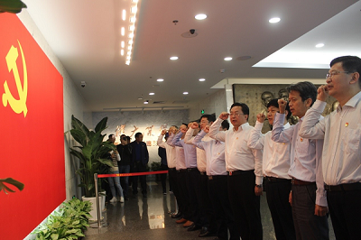 9861555311149758.png 領(lǐng)導(dǎo)班子集體宣誓1.png